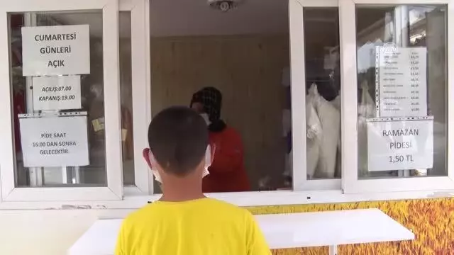 Bir hayırsever aldığı 4 bin ekmeği vatandaşlara ücretsiz dağıttırdı Bir hayırsever aldığı 4 bin ekmeği vatandaşlara ücretsiz dağıttırdı