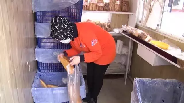 Bir hayırsever aldığı 4 bin ekmeği vatandaşlara ücretsiz dağıttırdı Bir hayırsever aldığı 4 bin ekmeği vatandaşlara ücretsiz dağıttırdı