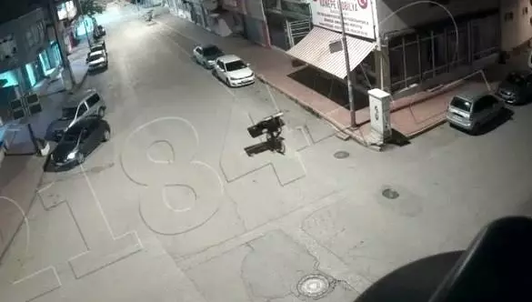 Son dakika haberleri | Bisikletli demir sac hırsızı kamerada Son dakika haberleri | Bisikletli demir sac hırsızı kamerada