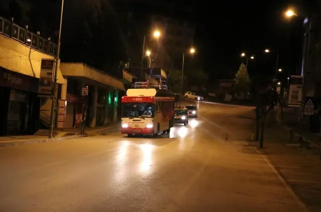 Bolu'da belediyenin otobüsle yaptığı müzik yayını polis tarafından sonlandırıldı Bolu'da belediyenin otobüsle yaptığı müzik yayını polis tarafından sonlandırıldı