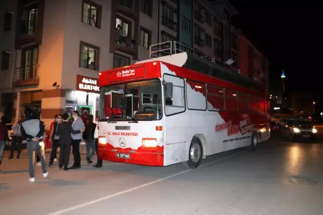 Bolu'da belediyenin otobüsle yaptığı müzik yayını polis tarafından sonlandırıldı Bolu'da belediyenin otobüsle yaptığı müzik yayını polis tarafından sonlandırıldı