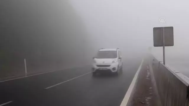 Bolu Dağı'nda sis ve sağanak nedeniyle görüş mesafesi 25 metreye kadar düştü Bolu Dağı'nda sis ve sağanak nedeniyle görüş mesafesi 25 metreye kadar düştü