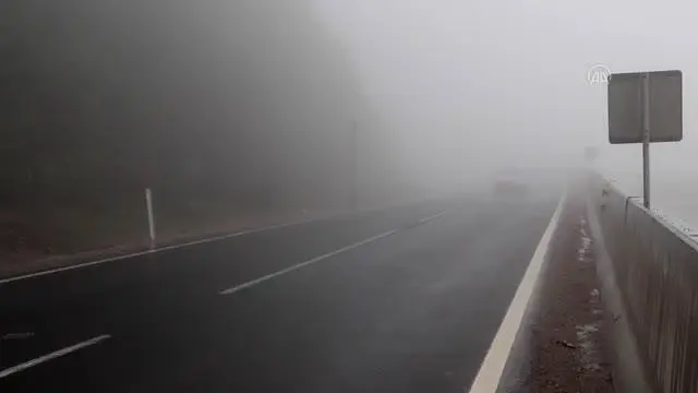 Bolu Dağı'nda sis ve sağanak nedeniyle görüş mesafesi 25 metreye kadar düştü Bolu Dağı'nda sis ve sağanak nedeniyle görüş mesafesi 25 metreye kadar düştü