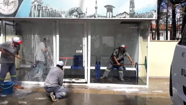 Burdur'da duraklar köpüklü su ile yıkandı Burdur'da duraklar köpüklü su ile yıkandı