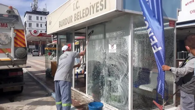 Burdur'da duraklar köpüklü su ile yıkandı Burdur'da duraklar köpüklü su ile yıkandı