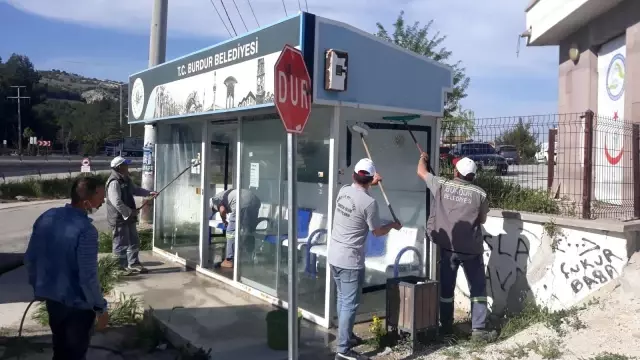 Burdur'da duraklar köpüklü su ile yıkandı Burdur'da duraklar köpüklü su ile yıkandı