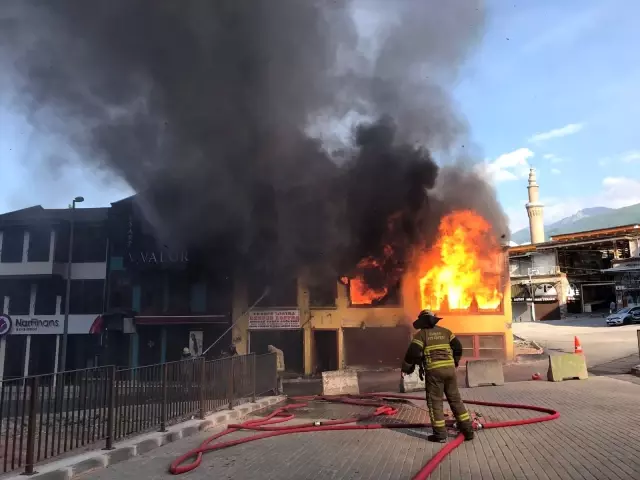 (BURSA - drone) Bursa'da tarihi çarşıda korkutan yangın (BURSA - drone) Bursa'da tarihi çarşıda korkutan yangın