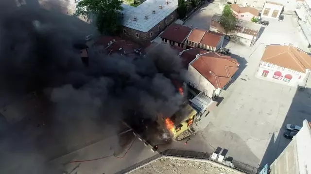 (BURSA - drone) Bursa'da tarihi çarşıda korkutan yangın (BURSA - drone) Bursa'da tarihi çarşıda korkutan yangın