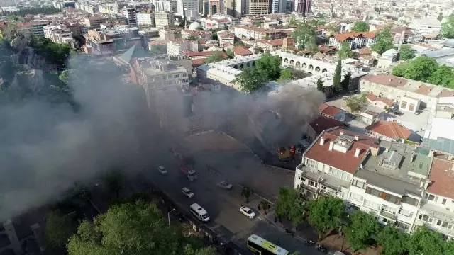 (BURSA - drone) Bursa'da tarihi çarşıda korkutan yangın (BURSA - drone) Bursa'da tarihi çarşıda korkutan yangın