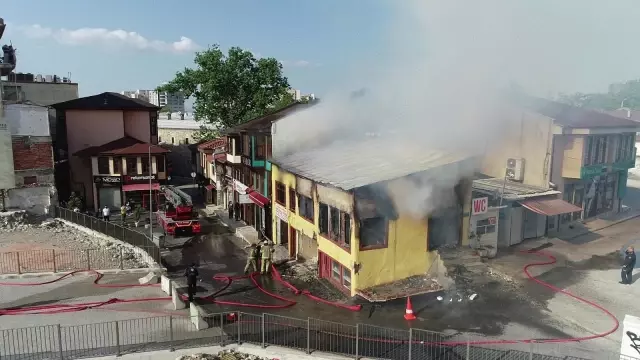 (BURSA - drone) Bursa'da tarihi çarşıda korkutan yangın (BURSA - drone) Bursa'da tarihi çarşıda korkutan yangın