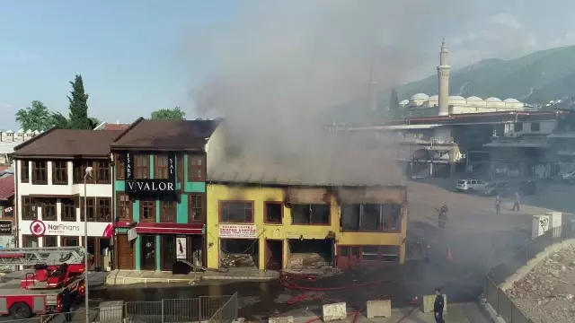(BURSA - drone) Bursa'da tarihi çarşıda korkutan yangın (BURSA - drone) Bursa'da tarihi çarşıda korkutan yangın