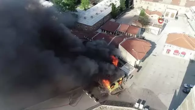(BURSA - drone) Bursa'da tarihi çarşıda korkutan yangın (BURSA - drone) Bursa'da tarihi çarşıda korkutan yangın