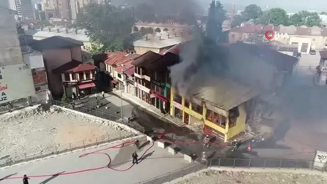 (BURSA - drone) Bursa'da tarihi çarşıda korkutan yangın (BURSA - drone) Bursa'da tarihi çarşıda korkutan yangın