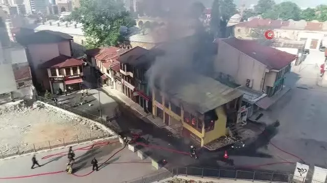 (BURSA - drone) Bursa'da tarihi çarşıda korkutan yangın (BURSA - drone) Bursa'da tarihi çarşıda korkutan yangın