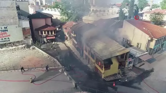 (BURSA - drone) Bursa'da tarihi çarşıda korkutan yangın (BURSA - drone) Bursa'da tarihi çarşıda korkutan yangın