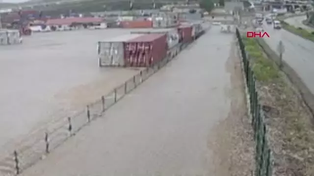 BURSA SERVİS MİDİBÜSÜ, BARİYERLERE ÇARPIP DEVRİLDİ KAZA ANI KAMERADA BURSA SERVİS MİDİBÜSÜ, BARİYERLERE ÇARPIP DEVRİLDİ KAZA ANI KAMERADA