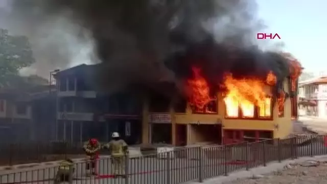 BURSA TARİHİ HANLAR BÖLGESİ'NDE BULUNAN METRUK BİNADA YANGIN BURSA TARİHİ HANLAR BÖLGESİ'NDE BULUNAN METRUK BİNADA YANGIN