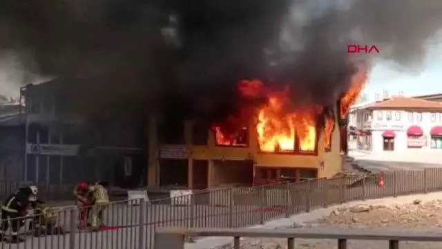 BURSA TARİHİ HANLAR BÖLGESİ'NDE BULUNAN METRUK BİNADA YANGIN BURSA TARİHİ HANLAR BÖLGESİ'NDE BULUNAN METRUK BİNADA YANGIN