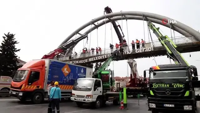 Büyükçekmece'de yıkılma riski taşıyan üst geçit kaldırıldı Büyükçekmece'de yıkılma riski taşıyan üst geçit kaldırıldı