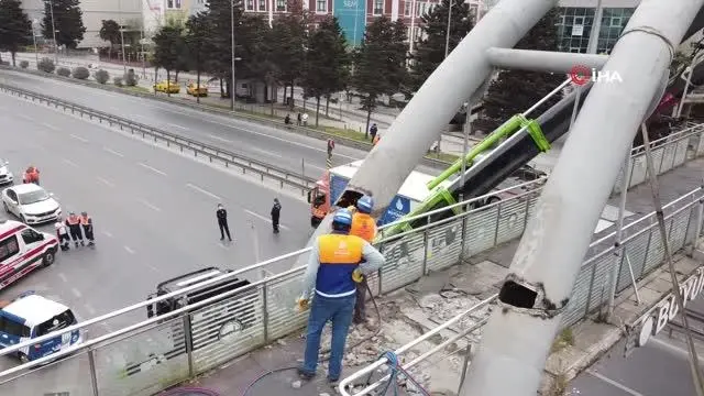 Büyükçekmece'de yıkılma riski taşıyan üst geçit kaldırıldı Büyükçekmece'de yıkılma riski taşıyan üst geçit kaldırıldı