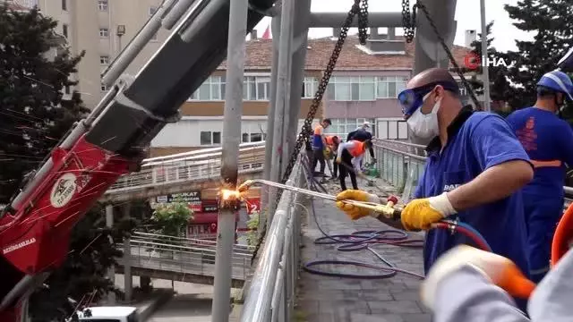Büyükçekmece'de yıkılma riski taşıyan üst geçit kaldırıldı Büyükçekmece'de yıkılma riski taşıyan üst geçit kaldırıldı