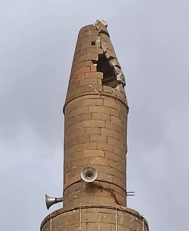 Cami minaresine düşen yıldırım ağır hasara neden oldu Cami minaresine düşen yıldırım ağır hasara neden oldu