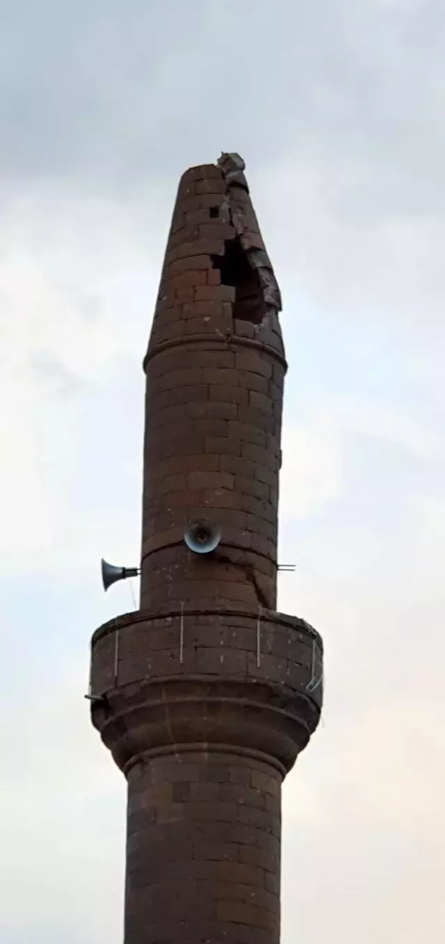 Cami minaresine düşen yıldırım ağır hasara neden oldu Cami minaresine düşen yıldırım ağır hasara neden oldu