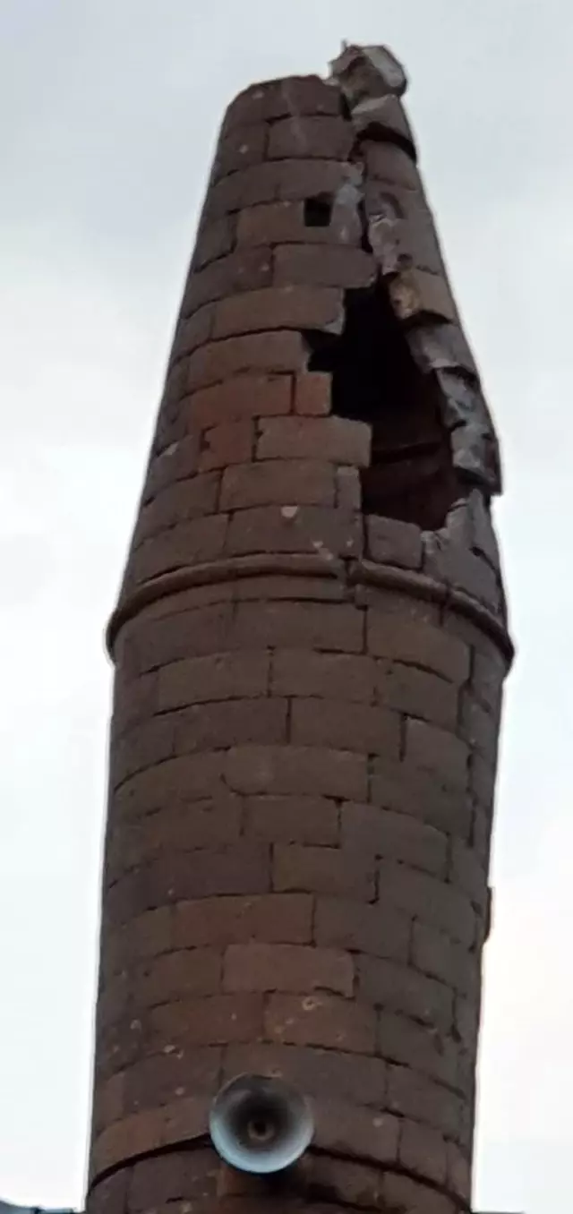 Cami minaresine düşen yıldırım ağır hasara neden oldu Cami minaresine düşen yıldırım ağır hasara neden oldu