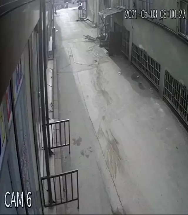 Çelik halatın kopmasıyla 5.kattan aşağıya düşen genç feci şekilde can verdi Çelik halatın kopmasıyla 5.kattan aşağıya düşen genç feci şekilde can verdi