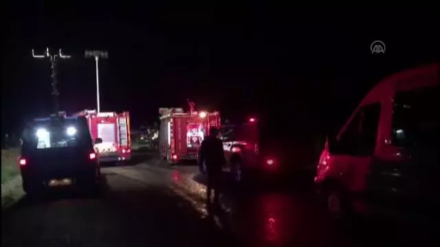Çekici ile kamyonet çarpıştı, 2 kişi yanarak hayatını kaybetti Çekici ile kamyonet çarpıştı, 2 kişi yanarak hayatını kaybetti