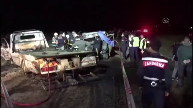 Çekici ile kamyonet çarpıştı, 2 kişi yanarak hayatını kaybetti Çekici ile kamyonet çarpıştı, 2 kişi yanarak hayatını kaybetti