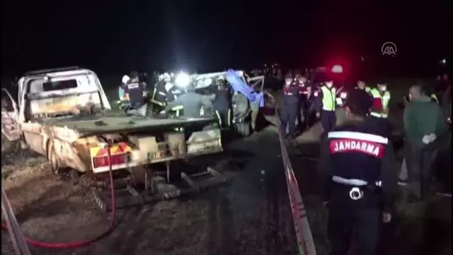 Çekici ile kamyonet çarpıştı, 2 kişi yanarak hayatını kaybetti Çekici ile kamyonet çarpıştı, 2 kişi yanarak hayatını kaybetti