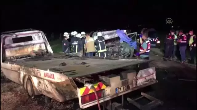 Çekici ile kamyonet çarpıştı, 2 kişi yanarak hayatını kaybetti Çekici ile kamyonet çarpıştı, 2 kişi yanarak hayatını kaybetti