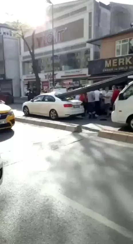 Çekmeköy'de aniden duran kamyonetin kasasındaki demirler otomobile saplandı Çekmeköy'de aniden duran kamyonetin kasasındaki demirler otomobile saplandı