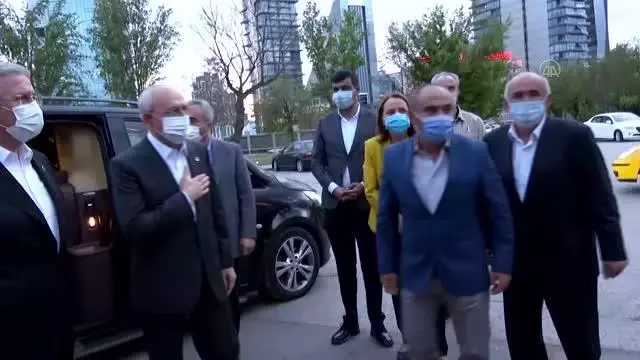CHP Genel Başkanı Kemal Kılıçdaroğlu taksi durağı esnafı ile iftar yaptı CHP Genel Başkanı Kemal Kılıçdaroğlu taksi durağı esnafı ile iftar yaptı