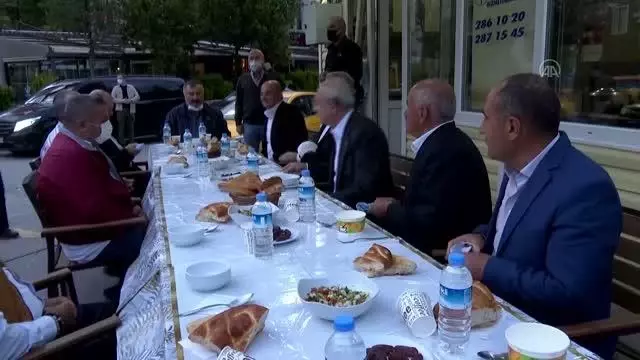 CHP Genel Başkanı Kemal Kılıçdaroğlu taksi durağı esnafı ile iftar yaptı CHP Genel Başkanı Kemal Kılıçdaroğlu taksi durağı esnafı ile iftar yaptı