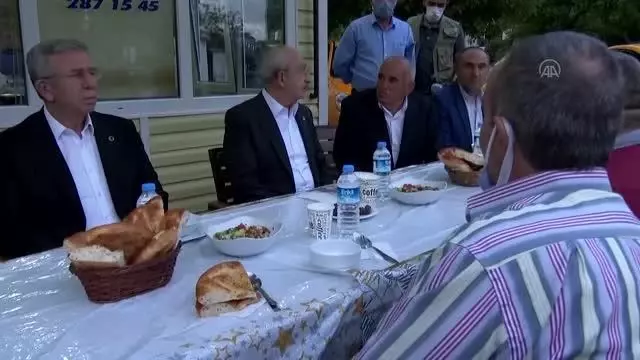 CHP Genel Başkanı Kemal Kılıçdaroğlu taksi durağı esnafı ile iftar yaptı CHP Genel Başkanı Kemal Kılıçdaroğlu taksi durağı esnafı ile iftar yaptı