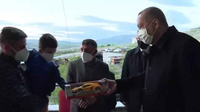 Cumhurbaşkanı Erdoğan, Ankara'nın Ayaş ilçesinde hayvancılıkla uğraşan bir aileye iftarda konuk oldu Cumhurbaşkanı Erdoğan, Ankara'nın Ayaş ilçesinde hayvancılıkla uğraşan bir aileye iftarda konuk oldu
