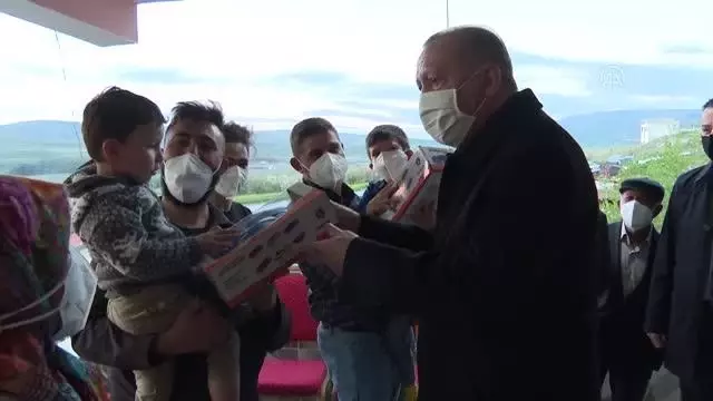 Cumhurbaşkanı Erdoğan, Ankara'nın Ayaş ilçesinde hayvancılıkla uğraşan bir aileye iftarda konuk oldu Cumhurbaşkanı Erdoğan, Ankara'nın Ayaş ilçesinde hayvancılıkla uğraşan bir aileye iftarda konuk oldu