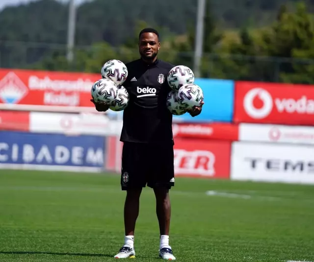 Cyle Larin: 'İnşallah şampiyon olacağız' Cyle Larin: 'İnşallah şampiyon olacağız'