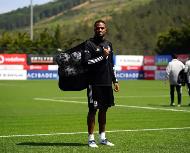Cyle Larin: 'İnşallah şampiyon olacağız' Cyle Larin: 'İnşallah şampiyon olacağız'