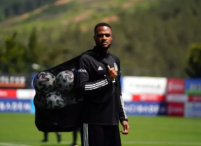 Cyle Larin: 'İnşallah şampiyon olacağız' Cyle Larin: 'İnşallah şampiyon olacağız'