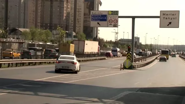 D-100 Karayolu'nda tehlikeli anlar...Ters yönde geri geri gelen araçlar trafiği tehlikeye soktu D-100 Karayolu'nda tehlikeli anlar...Ters yönde geri geri gelen araçlar trafiği tehlikeye soktu