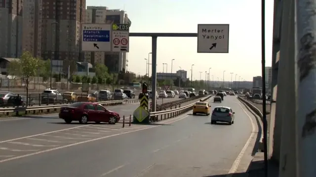 D-100 Karayolu'nda tehlikeli anlar...Ters yönde geri geri gelen araçlar trafiği tehlikeye soktu D-100 Karayolu'nda tehlikeli anlar...Ters yönde geri geri gelen araçlar trafiği tehlikeye soktu