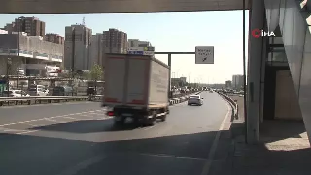 D-100 Karayolu'nda tehlikeli anlar...Ters yönde geri geri gelen araçlar trafiği tehlikeye soktu D-100 Karayolu'nda tehlikeli anlar...Ters yönde geri geri gelen araçlar trafiği tehlikeye soktu
