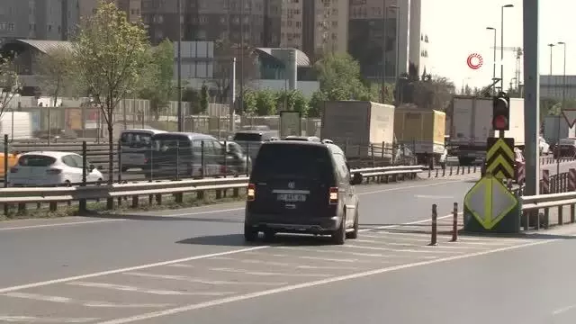 D-100 Karayolu'nda tehlikeli anlar...Ters yönde geri geri gelen araçlar trafiği tehlikeye soktu D-100 Karayolu'nda tehlikeli anlar...Ters yönde geri geri gelen araçlar trafiği tehlikeye soktu