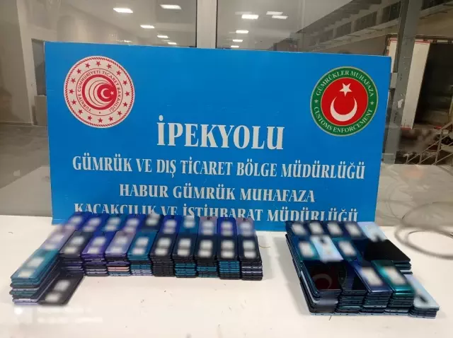 Habur Gümrük Kapısı'nda uyuşturucu madde ve çok sayıda cep telefonu ele geçirildi Habur Gümrük Kapısı'nda uyuşturucu madde ve çok sayıda cep telefonu ele geçirildi
