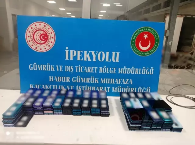 Habur Gümrük Kapısı'nda uyuşturucu madde ve çok sayıda cep telefonu ele geçirildi Habur Gümrük Kapısı'nda uyuşturucu madde ve çok sayıda cep telefonu ele geçirildi