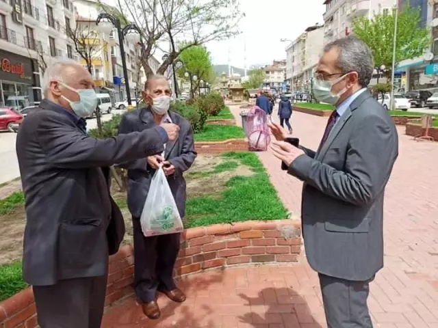 Deniz Pişkin, parklarda oturan vatandaşları uyardı Deniz Pişkin, parklarda oturan vatandaşları uyardı