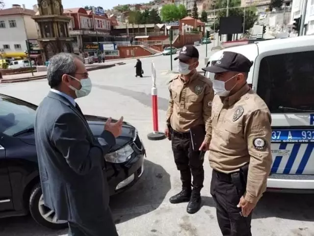 Deniz Pişkin, parklarda oturan vatandaşları uyardı Deniz Pişkin, parklarda oturan vatandaşları uyardı